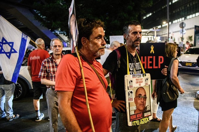 Izraelci so z družinami talcev demonstrirali proti premierju Benjaminu Netanjahuju in zahtevali takojšen dogovor o talcih in prekinitev ognja. (foto: Profimedia)