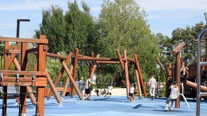 Grozljivo: zamaskirani moški na igrišču zabodel otroka (foto: Profimedia)