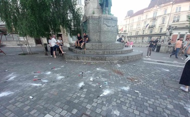 Prešernov trg po protestu vaške straže.