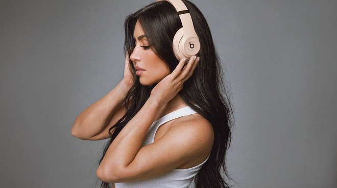 (FOTO) Tako je videti vroče sodelovanje Kim Kardashian z novimi slušalkami Beats (foto: Apple, Inc.)