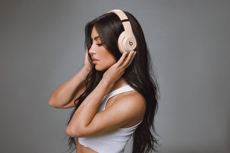 (FOTO) Tako je videti vroče sodelovanje Kim Kardashian z novimi slušalkami Beats (foto: Apple, Inc.)