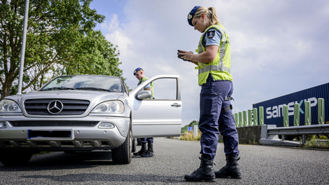 Mercedes med policijsko kontrolo na mejnem prehodu.