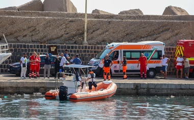 Tragedija na morju: potonila razkošna jadrnica, en mrtev in več pogrešanih (FOTO)