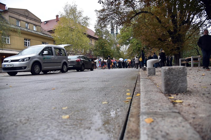 Ljubljančani besni: parkirišče za nekatere postalo kar kamp (foto: Borut Živulović/Bobo)