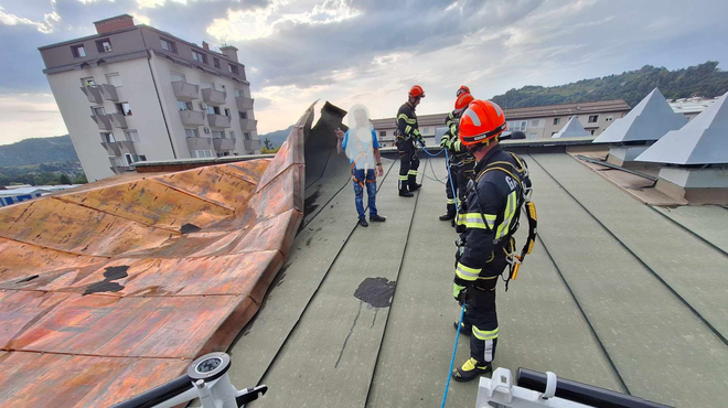 Neurje močno poškodovalo zdravstveni dom v Sevnici: del strehe morali prekriti s folijo (foto: Facebook/PGD Sevnica)