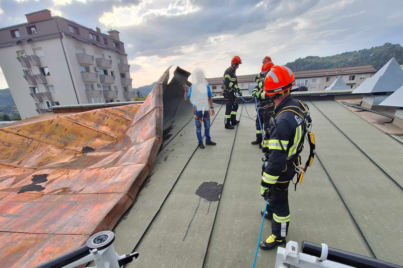 Neurje močno poškodovalo zdravstveni dom v Sevnici: del strehe morali prekriti s folijo (foto: Facebook/PGD Sevnica)