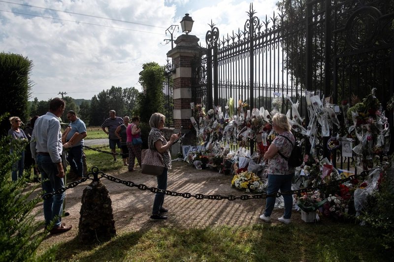 Francozi se od legendarnega igralca poslavljajo pred vhodom na njegovo posestvo.