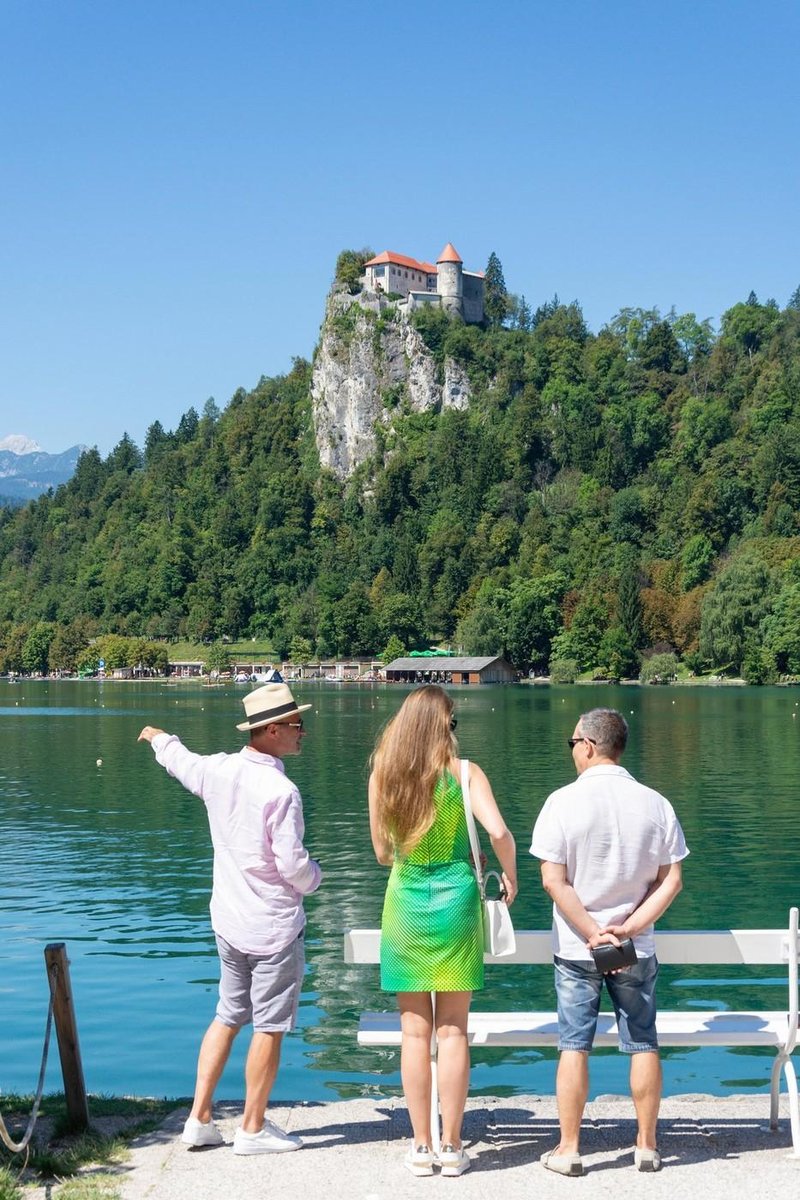 Bled postaja vse bolj ekskluzivna slovenska destinacija, saj tu cene najbolj strmo naraščajo. Nekaj komentatorjev je turistki predlagalo, da se Bledu ob obisku Slovenije raje izogne.