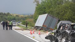 Grozljiva nesreča na Hrvaškem: Slovenec s tovornjakom povozil Hrvata in trčil v avto (FOTO)