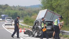 Grozljiva nesreča na Hrvaškem: Slovenec s tovornjakom povozil Hrvata in trčil v avto (FOTO)