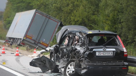 Grozljiva nesreča na Hrvaškem: Slovenec s tovornjakom povozil Hrvata in trčil v avto (FOTO)