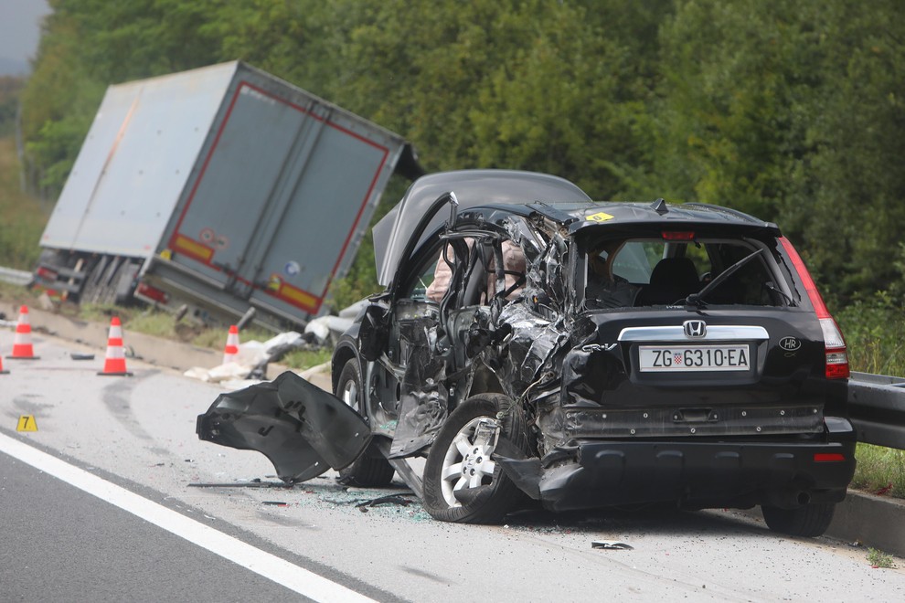 Grozljiva nesreča na Hrvaškem: Slovenec s tovornjakom povozil Hrvata in trčil v avto (FOTO)