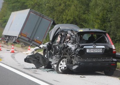 Grozljiva nesreča na Hrvaškem: Slovenec s tovornjakom povozil Hrvata in trčil v avto (FOTO)