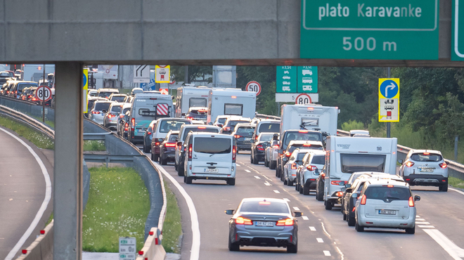 Nove preglavice na slovenskih cestah: po državi več zastojev (najdaljši je dolg pet kilometrov) (foto: Nik Bertoncelj/Bobo)