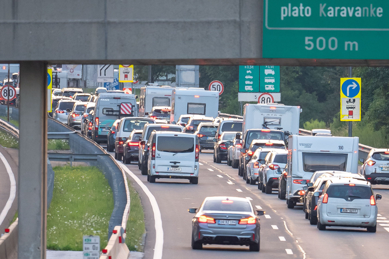 Nove preglavice na slovenskih cestah: po državi več zastojev (najdaljši je dolg pet kilometrov) (foto: Nik Bertoncelj/Bobo)