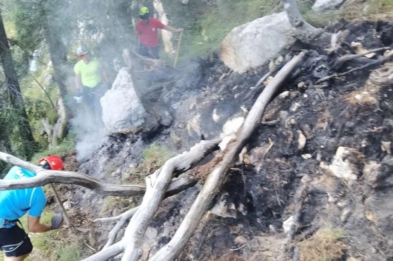 Na Komarči znova zagorelo, na kraj prihiteli gasilci (FOTO) (foto: Facebook/Gorska reševalna služba Bohinj)