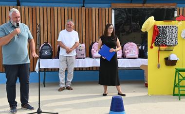 Velikodušna gesta: v slovenski občini pred vstopom v šolo razbremenili starše in prvošolčkom podarili ...