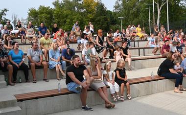 Velikodušna gesta: v slovenski občini pred vstopom v šolo razbremenili starše in prvošolčkom podarili ...