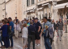 Brezobzirnost turistov ne pozna meja: "Ko grejo mimo moje hiše, se odločijo, da si bodo z zajtrkom postregli kar ..."