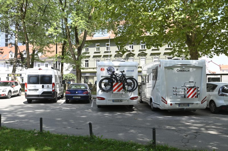 Tujci v avtodomih Ljubljančanom zasedajo parkirišča, stalnega nadzora pa ne izvaja nihče (kje so problematične lokacije?) (foto: Žiga Živulovič jr./Bobo)