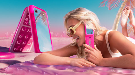 (FOTO) Splet je obnorel rožnati Barbie telefon, ki je v Evropi že na voljo – bi ga imeli?