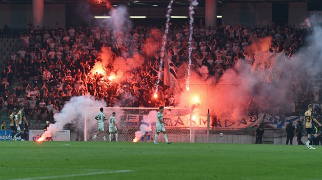 Popoln kaos v Stožicah: začasno prekinjena tekma, leteče bakle in jezni navijači Rijeke (FOTO) (foto: Bobo)