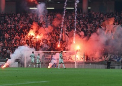 Popoln kaos v Stožicah: začasno prekinjena tekma, leteče bakle in jezni navijači Rijeke (FOTO)