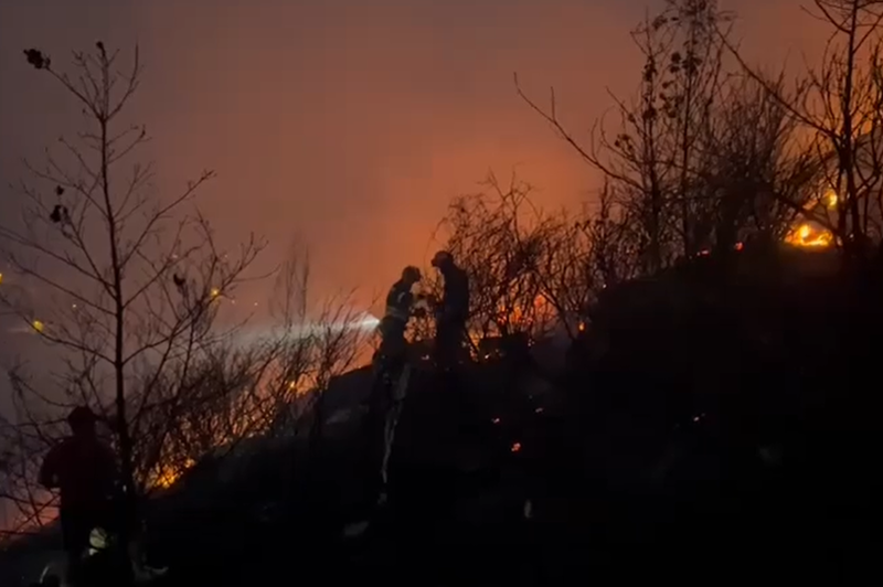 VIDEO: Velik požar v Dalmaciji: z ognjenimi zublji se je spopadlo na stotine gasilcev (trije so bili poškodovani) (foto: Facebook/Na raskrižju tisućljeća)