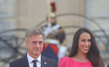 Tina Gaber odpotovala v Pariz, kjer jo je s poljubom pričakal znani Francoz: "Končno ti je uspelo priti!" (FOTO in VIDEO)