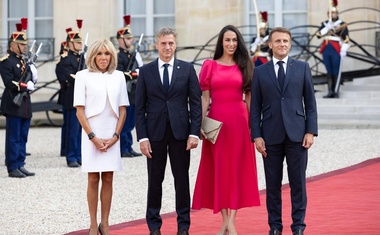 Tina Gaber odpotovala v Pariz, kjer jo je s poljubom pričakal znani Francoz: "Končno ti je uspelo priti!" (FOTO in VIDEO)