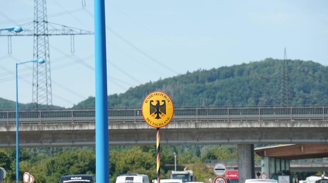 Tega nikar ne imejte s seboj v avtu, ko potujete po Nemčiji (kazni segajo vse do 10.000 evrov) (foto: Profimedia)