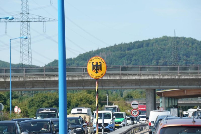 Tega nikar ne imejte s seboj v avtu, ko potujete po Nemčiji (kazni segajo vse do 10.000 evrov) (foto: Profimedia)