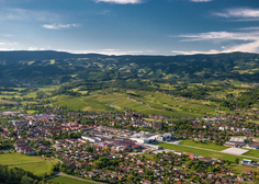 Tegobe slovenskih občin: slabe avtobusne povezave, preobremenjene ceste, manjkajoči avtobusi, a železnice vseeno ne bo