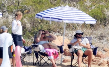 Slavna igralka na plaži pokazala že zelo velik nosečniški trebuh (FOTO)