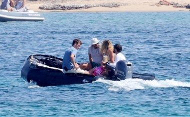 Slavna igralka na plaži pokazala že zelo velik nosečniški trebuh (FOTO)