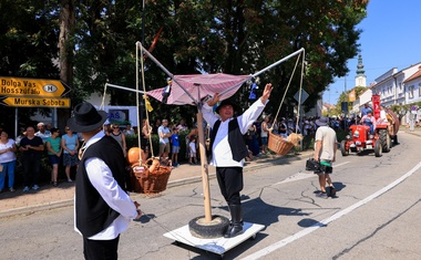 45. Lendavska trgatev prvič s šestimi vinskimi kraljicami (FOTO)