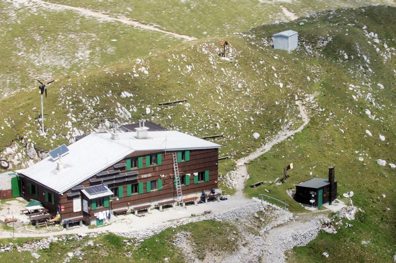 Je to neizbežen konec planinstva pri nas? Zaradi koč turizem v hribih cveti, a država se zanje ne zmeni (foto: Tina Kosec/Bobo)