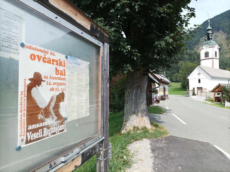 Italijanski turist z ženo je Zgornje Jezersko obiskal v času znamenitega ovčjega bala.