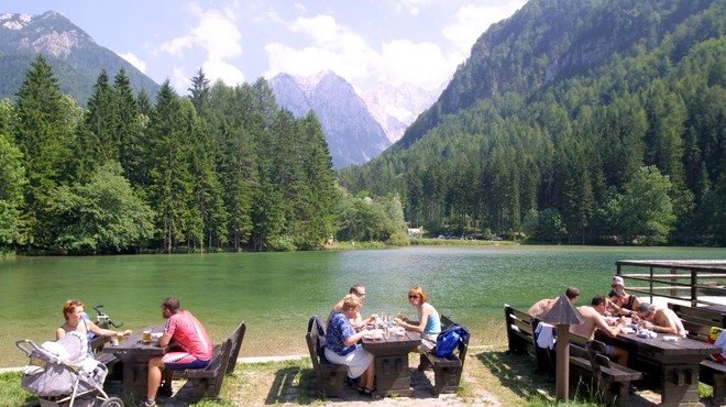 Jezersko zaradi svojih naravnih lepot postaja vse bolj priljubljeno med turisti. (foto: Srdjan Živulovič/Bobo)