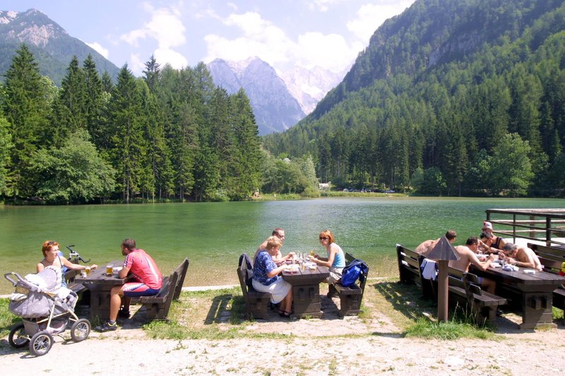 Jezersko zaradi svojih naravnih lepot postaja vse bolj priljubljeno med turisti. (foto: Srdjan Živulovič/Bobo)