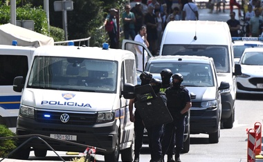 V bolnišnico prišel s pištolo in začel groziti: bolniki so v paniki skakali skozi okna (FOTO)