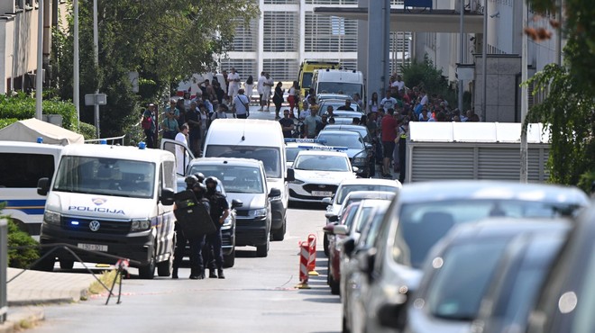 V bolnišnico prišel s pištolo in začel groziti: bolniki so v paniki skakali skozi okna (FOTO) (foto: Neva Žganec/PIXSELL/Bobo)