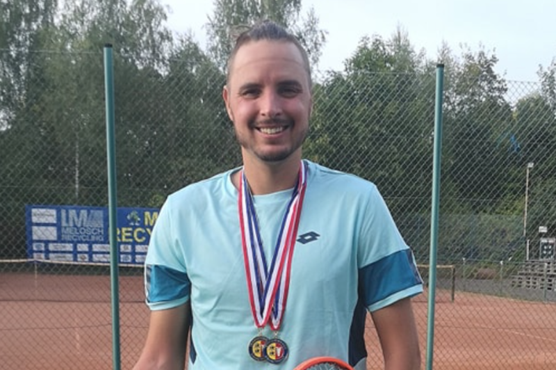 Slovenski teniški igralec na mednarodnem turnirju v Nemčiji pometel s konkurenco in v žep pospravil zlato odličje (foto: Facebook/Marino Kegl - Deaf Tennis player)