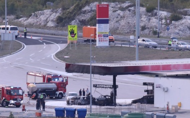 Nove podrobnosti grozljive nesreče v Dalmaciji: sprva brez zaviranja trčil v črpalko za točenje goriva, nato je sledila močna eksplozija (FOTO)