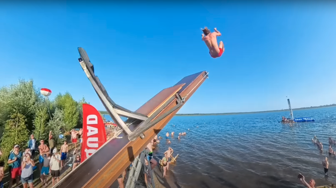 Izjemna inovacija: slovenski akrobati izdelali človeški top, ki vas izstreli več kot 40 metrov daleč (foto: Dunking Devils)