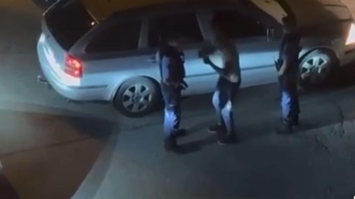 Mladoletnik se policistoma norčuje v obraz: policija se je odzvala na obtožbe, da Kočevje postaja slovenski Teksas (VIDEO)