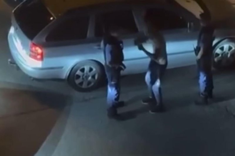 Mladoletnik se policistoma norčuje v obraz: policija se je odzvala na obtožbe, da Kočevje postaja slovenski Teksas (VIDEO) (foto: Facebook/Zmago Jelinčič Plemeniti/posnetek zaslona)