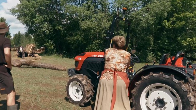 Huda nesreča: tekmovalca stisnilo med nakladalko in traktor (foto: Voyo/posnetek zaslona)