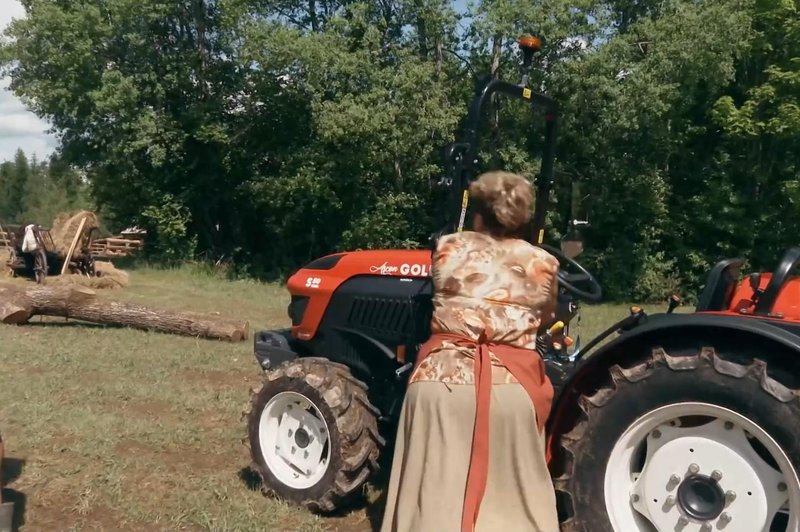 Huda nesreča: tekmovalca stisnilo med nakladalko in traktor (foto: Voyo/posnetek zaslona)