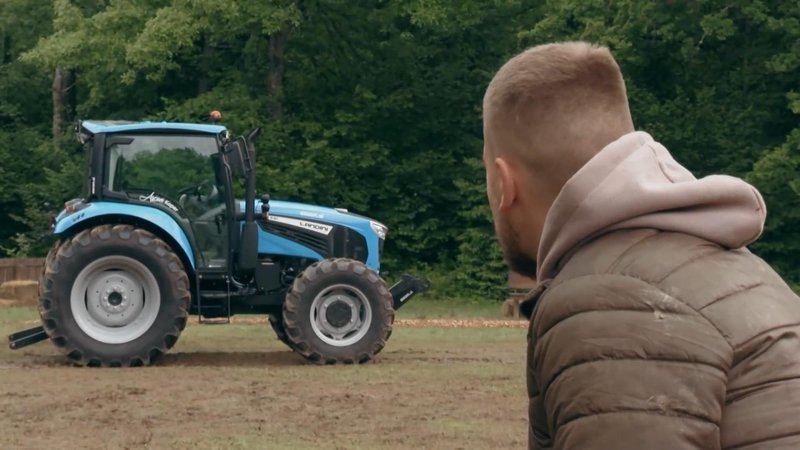 Stisnilo ga je med traktor in nakladalko.